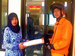 Petugas Kecamatan menerima surat dari Pak Pos